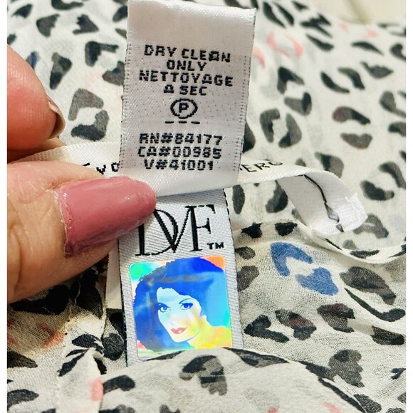 Diane Von Furstenberg  Women Size 2 Animal Print Silk Blouse Boho Quiet Luxury - Picture 13 of 14